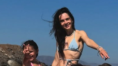 Мірошниченко розповіла, як на шляху до моря відмивала дитину в туалеті літака, та показалася з 4-ма нащадками на пляжі