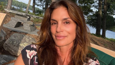 59-річна Кроуфорд у купальнику засвітила розкішну фігуру на пляжі