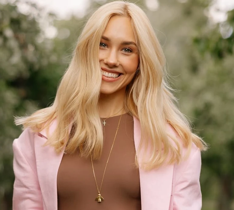 Квіткова у шортах і бікіні посвітила рельєфним пресом та побавилася з сином на літніх фото