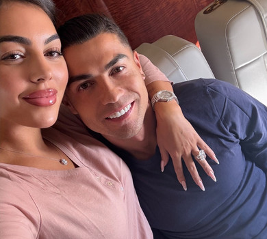 Роналду із нареченою показали вечірню б'юті-рутину в ліжку. Фото