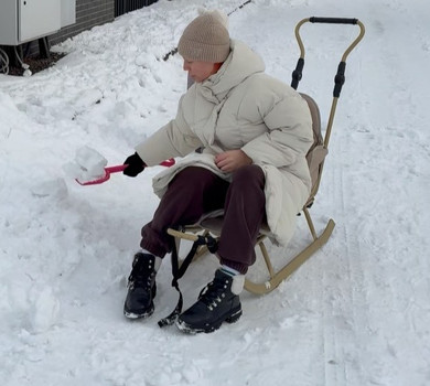 Санчата, сніжки і халабуда: Тарабарова замилувала зимовим дозвіллям із дітьми