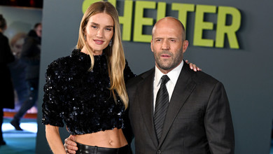 Стейтем у костюмі та краватці пригорнув кохану в шкіряних штанах на прем'єрі в Лондоні. Фото