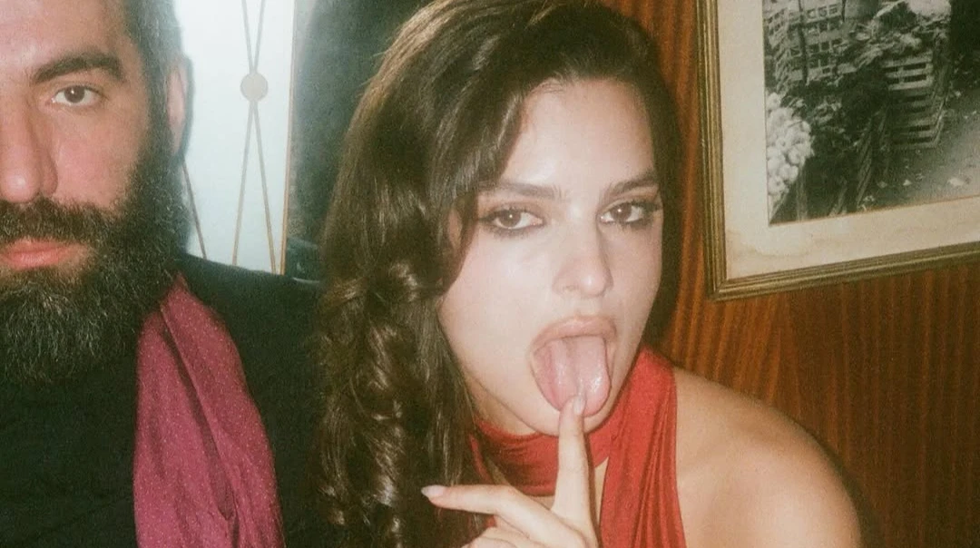 Ратаковскі з голою спиною показалася в обіймах екса Дуа Ліпи. Фото