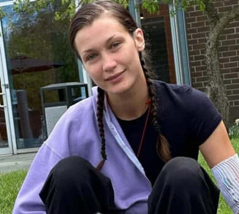 Майже 15 років невидимих страждань: Белла Хадід розповіла про проблеми зі здоров'ям  та показала себе у лікарні