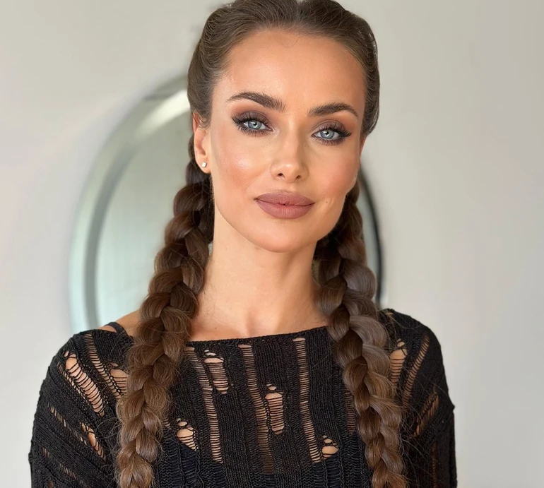 Мішина в топі повисла на боксерській груші та пояснила, що для неї є спорт