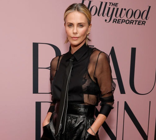 Модно і тепло: Шарліз Терон доповнила шкарпеточками вишуканий образ total black