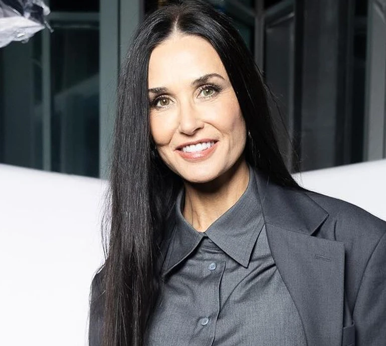 Демі Мур у стильному сірому засвітилася на івенті з дочками в оверсайзі. Фото