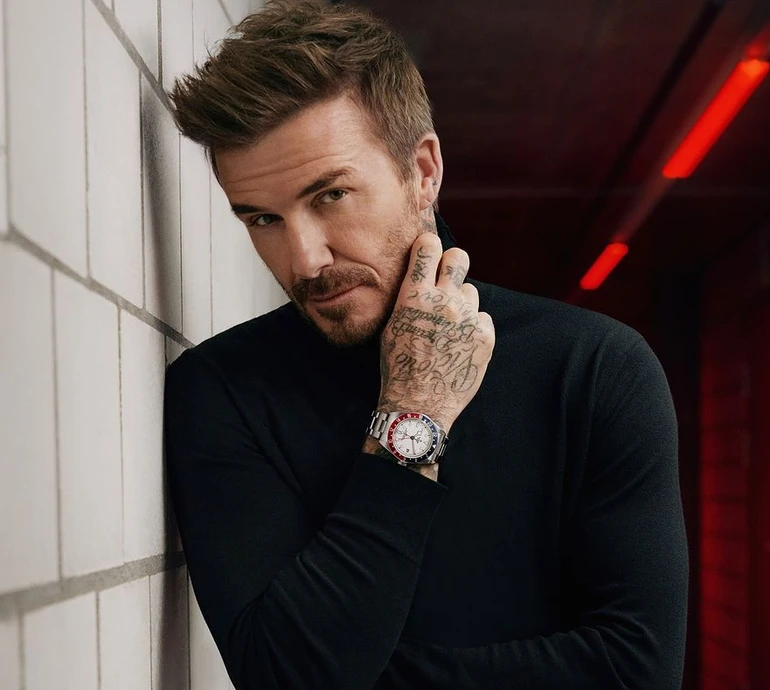 Бекхем із голим торсом уявив себе електриком та заселфився з курками