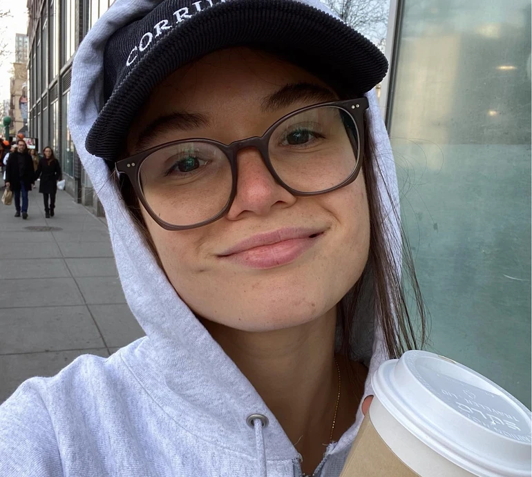 Кацуріна в мінішортах позаймалася йогою з сином на подвір'ї. Фото