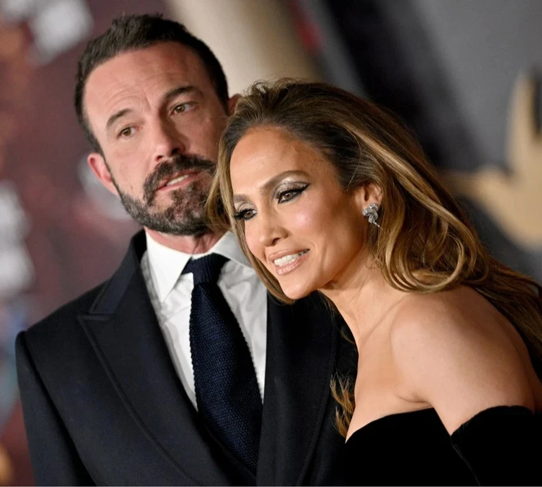 Поки Лопес красувалася в Парижі: Аффлека помітили без обручки на ланчі з дочкою. Фото