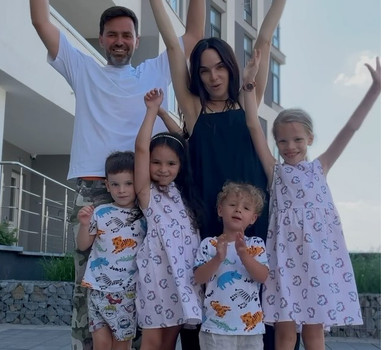 Мірошниченко у піжамі заселфився з дружиною та прийомною донькою