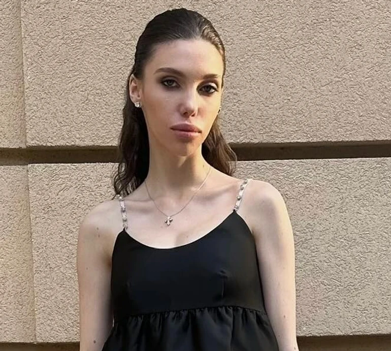 Вагітна дочка Суркіса в чорному міні замилувала цілунками з чоловіком-футболістом