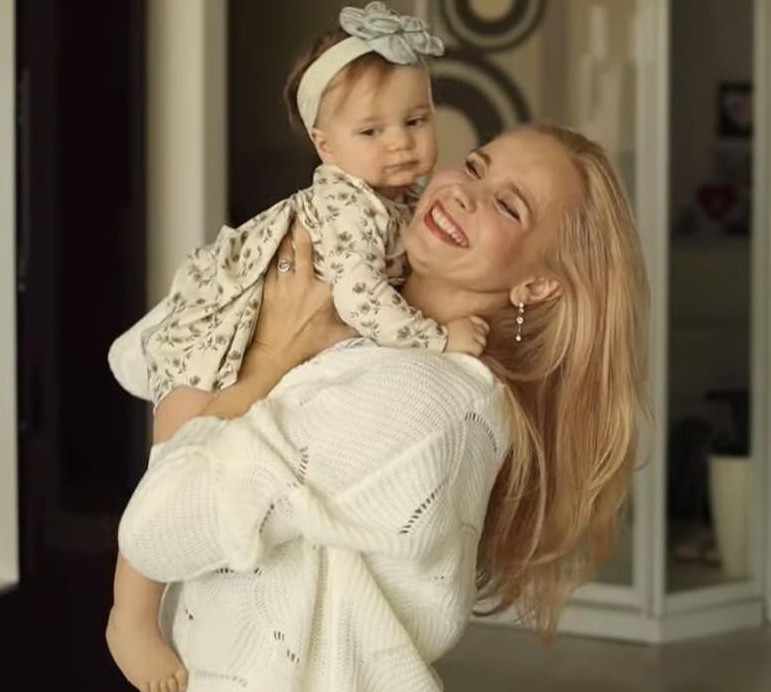 Моє сонце у хмарну погоду: Ребрик помилувалася 1-річною дочкою з квітами та гребінцем. Відео