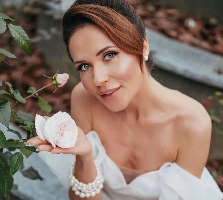 Розлучена Денисенко в ошатній білій сукні поміркувала про те, в чому глибина жінки