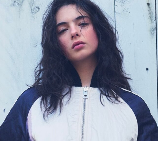 Книжки, рослини та асиметрія: Дева Кассель захопила стильним виглядом в японській фотосесії