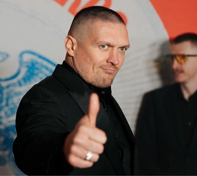 Усик із двома синами вигуляв однакові луки. Фото