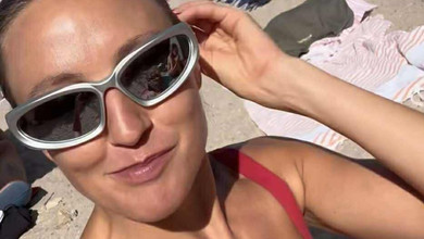 Екс-ВІА Гра Бушміна в бікіні посвітила сідницями на пляжі в Одесі