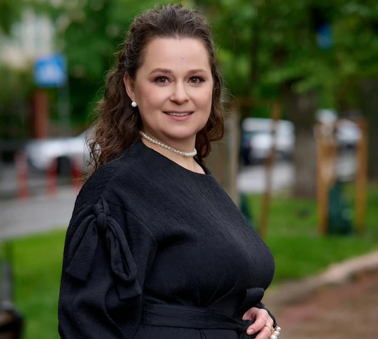 Милі бантики vs модний начіс: Біблів показала, як виглядала в 1-му та в 11-му класі