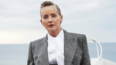 67-річна Шерон Стоун у купальнику з анімалістичним принтом показалася на катері у модельній позі