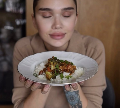 Обережно: всі просять добавки: Саша Бо показала, як готує курочку теріякі