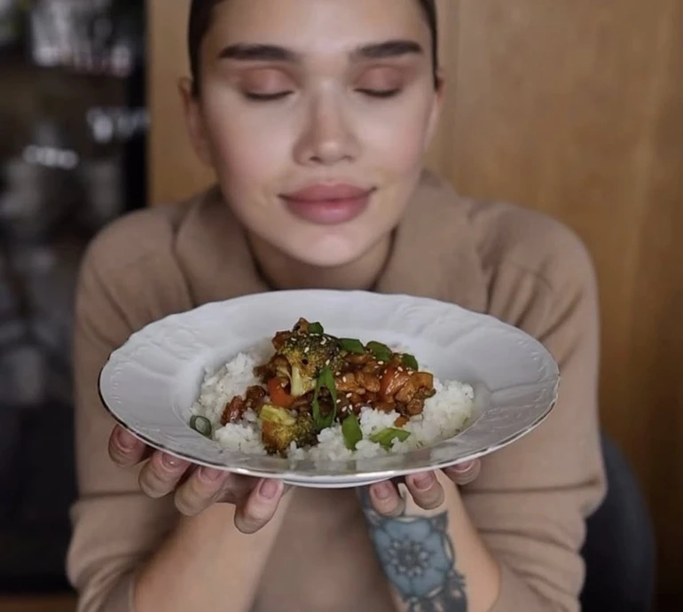 Обережно: всі просять добавки: Саша Бо показала, як готує курочку теріякі