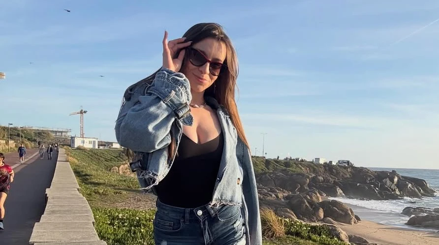 Джозефін Джексон у джинсових мікрошортах похизувалася формами на тлі португальских краєвидів