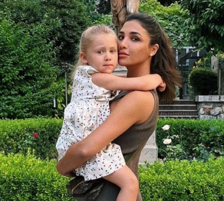 Дімопулос на грецьких мініканікулах показала незвичне вміння 3-річної доньки