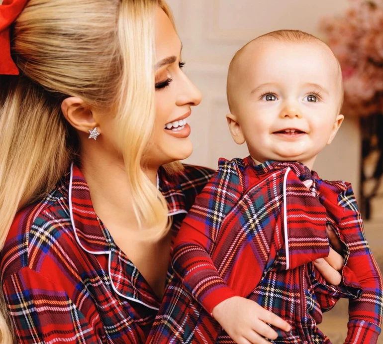 Хілтон показала різдвяний фемілілук та першу поїздку 11-місячного сина в Дійснейленд