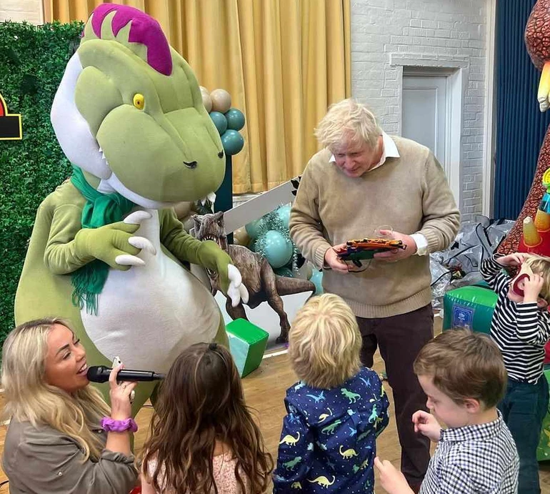 Тато в темі: Борис Джонсон зазнімкувався з динозавром на 4-річчі свого сина