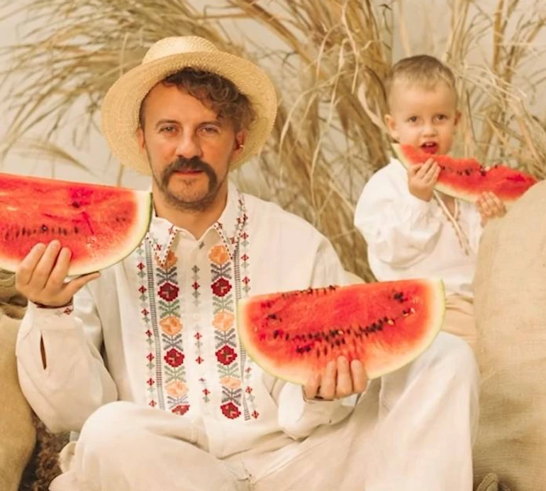 Клопотенко з кавуном перевтілився у вусаня з викраденої окупантами картини. Фото