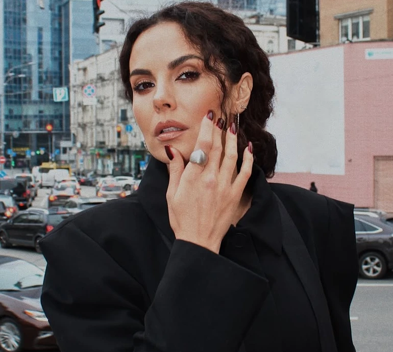 Моя маленька традиція: Каменських у спортлуці показала вправи для стретчингу