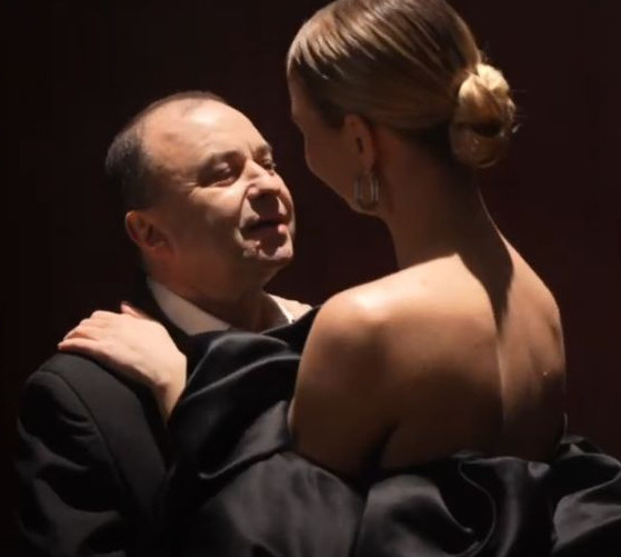 Жінка-золото, жінка-щастя: Павлік кліпом на гімн любові подякував Репяховій та потанцював із нею на сцені