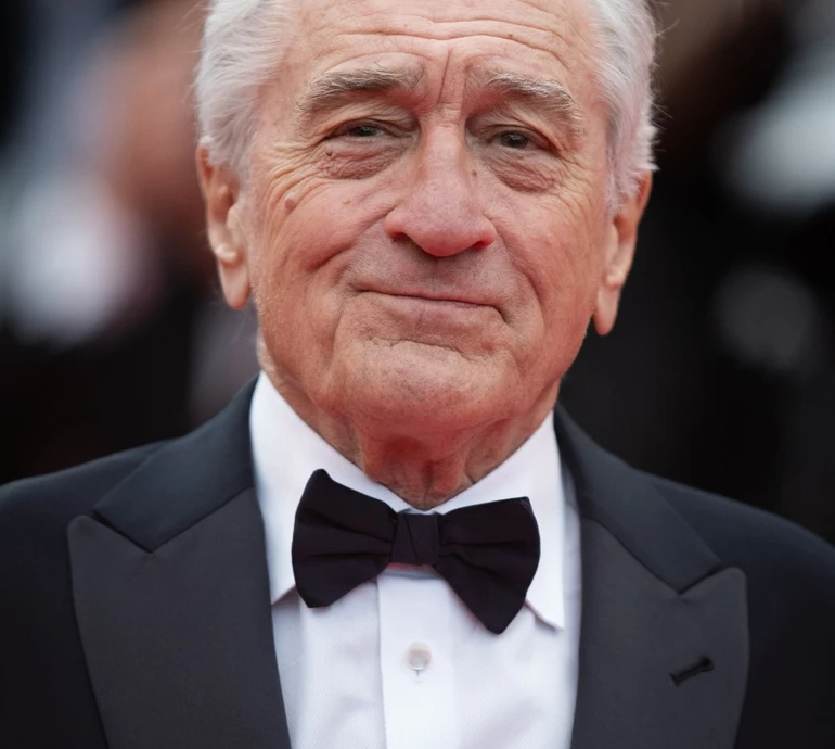 81-річний Де Ніро за руки з коханою та 13-річною донькою з'явився на хіднику в Каннах. Фото