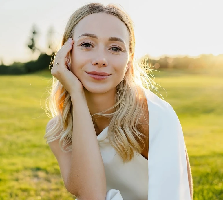 Дружина Павліка в романтичному білому максі полежала на траві та зазнімкувалася з лебедями