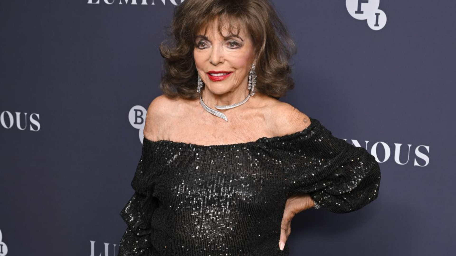 "Вік абсолютно не важливий, якщо ви не пляшка вина": головні правила життя 92-річної Джоан Коллінз