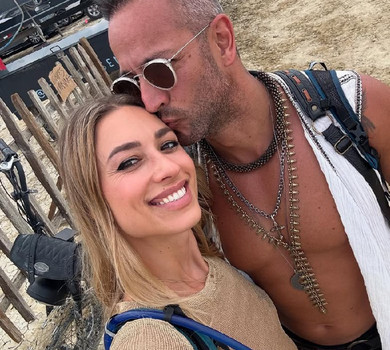 Шульгіна в сітці та з наліпками на сосках показала цілунки з Суперменом на Burning Man 2025