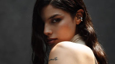 Андраде впакувала спокусливі форми в обтислу молочну сукню для млосних фото