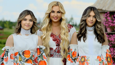 Моє серце, моя гордість: Камалія спільним фото в етнолуках привітала доньок-двійнят з 12-річчям