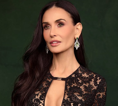 Демі Мур у напівпрозорому мереживі посвітила зухвалим декольте на хіднику у Нью-Йорку