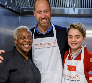 Принц Вільям із 12-річним сином допомогли волонтерам готувати різдвяний обід. Відео