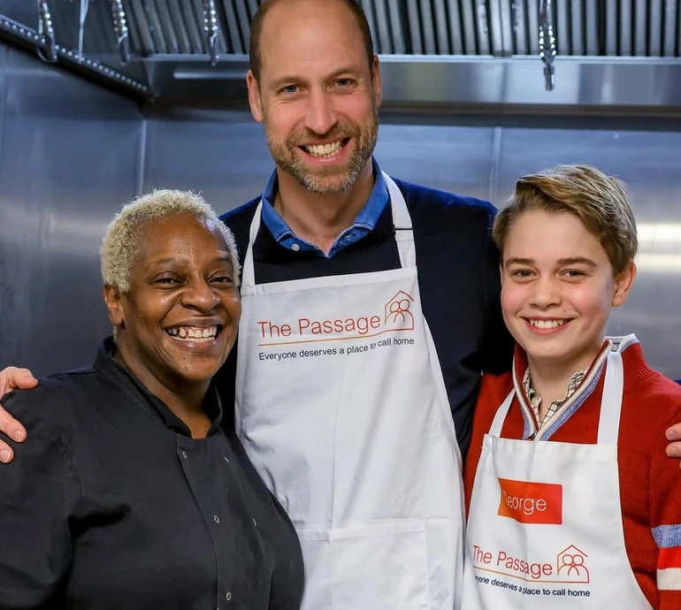 Принц Вільям із 12-річним сином допомогли волонтерам готувати різдвяний обід. Відео