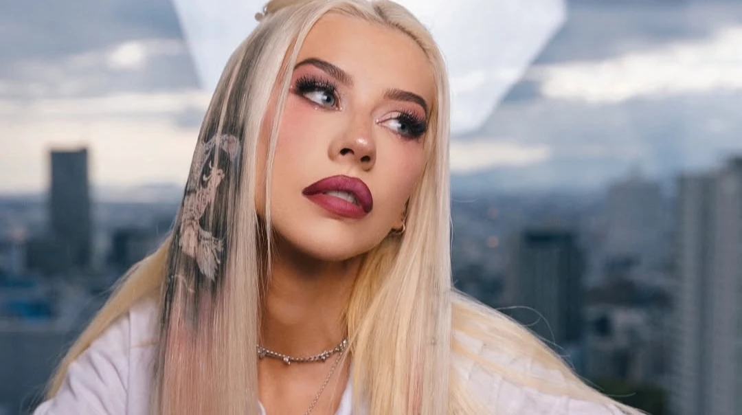 Агілера в обтислій сукні та з новою зачіскою підставила щічку для цьомчика бойфренду на хіднику наукової премії