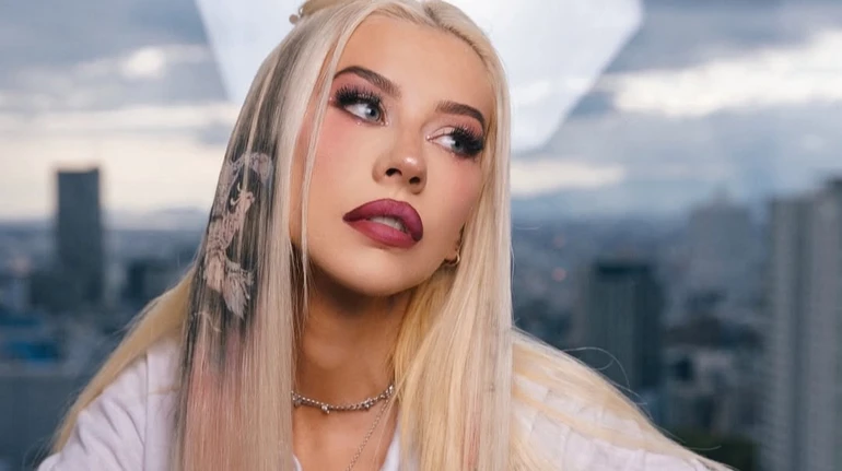 Агілера в обтислій сукні та з новою зачіскою підставила щоку для цьомчика бойфренду на хіднику. Фото