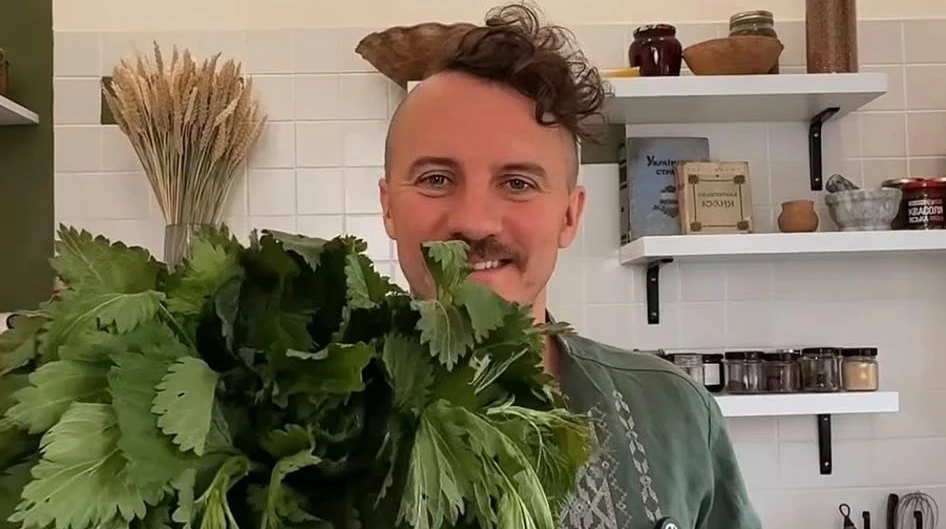 Сезон гастрокайфу розпочався: Клопотенко розказав, як готувати зелений борщ із кропиви