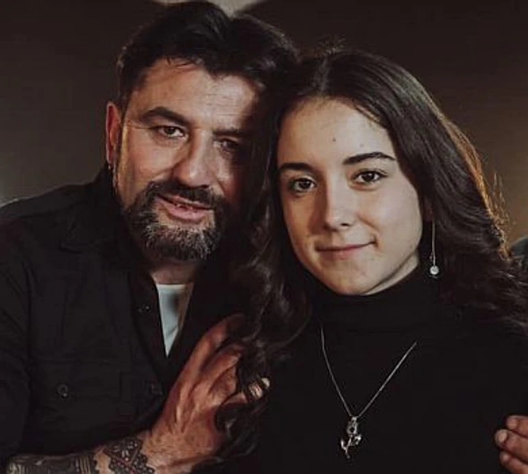 Бігли по склу поміж трупів: дочка соліста Kozak System дивом вижила під час ракетного удару в Чернігові