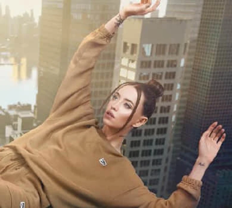 Дорофєєва з відомим футболістом опинилися на краю хмарочоса у кампейні спортивного бренду