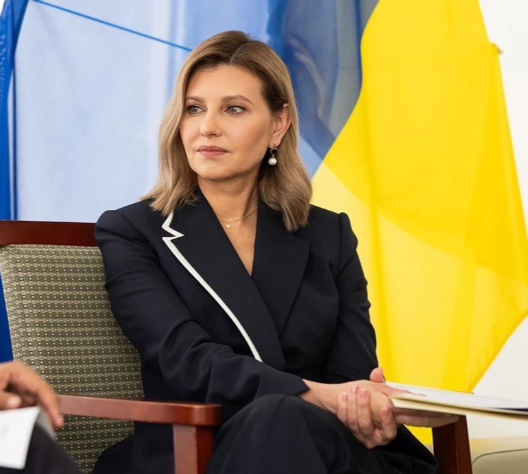 Особлива тканина та символічне оздоблення: Зеленська в елегантному костюмі зустрілася з гендиректором ВООЗ. ФОТО