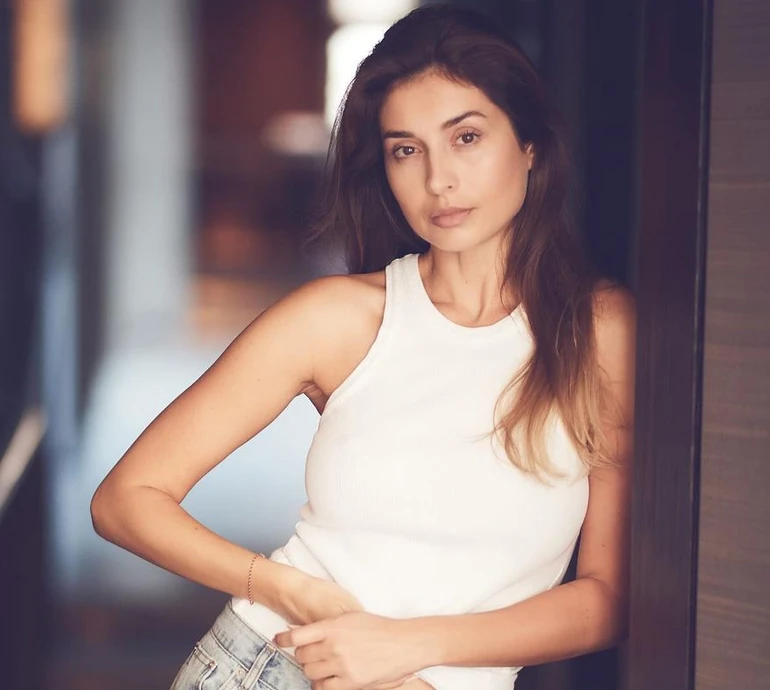 Боса Ярославська в майці та джинсах попозувала в інтер'єрі для кежуал ФОТО