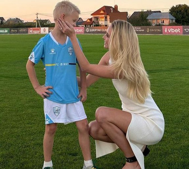 Дружина Тищенка з сумкою за 7000 євро підтримала свого краша на футбольному полі