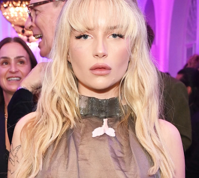 Сестра Кейт Мосс епатувала гламурну премію голими грудьми під прозорою сукнею. ФОТО